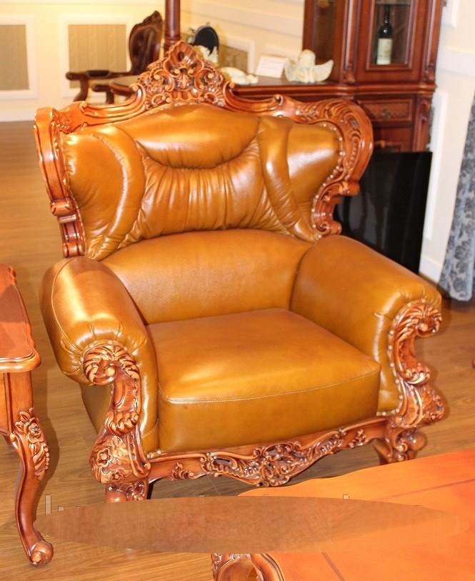 Кожаное кресло в классическом стиле из дуба.