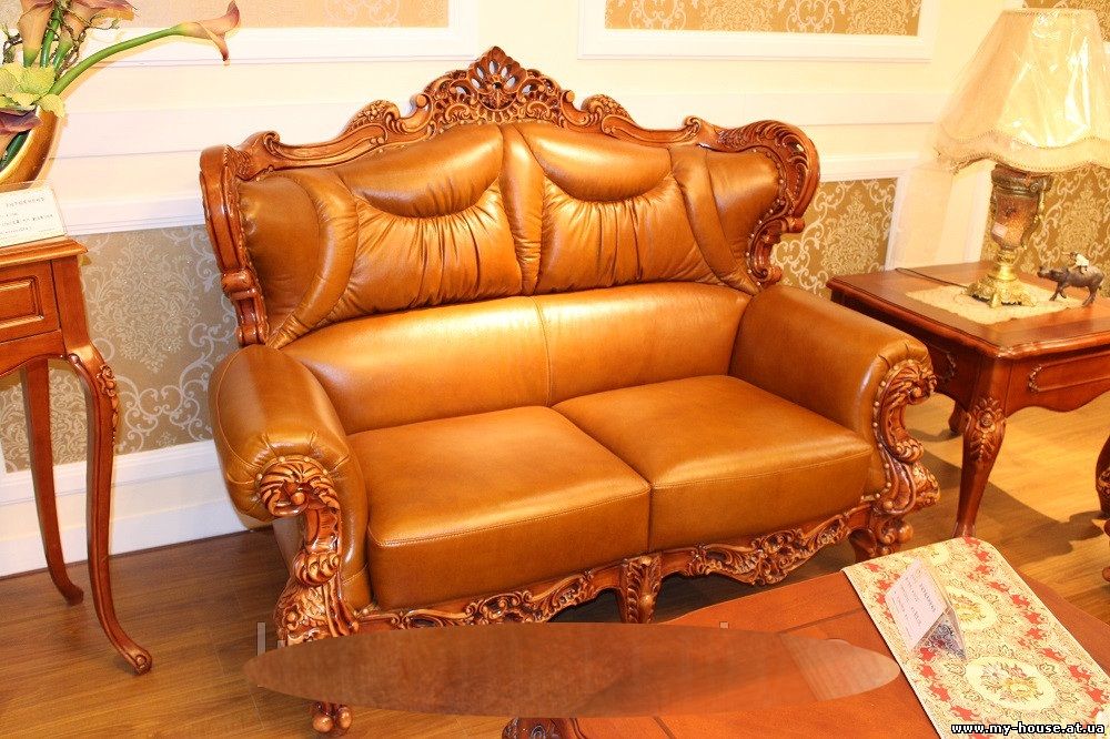 Кожаный диван 2-ка в классическом стиле из дуба.