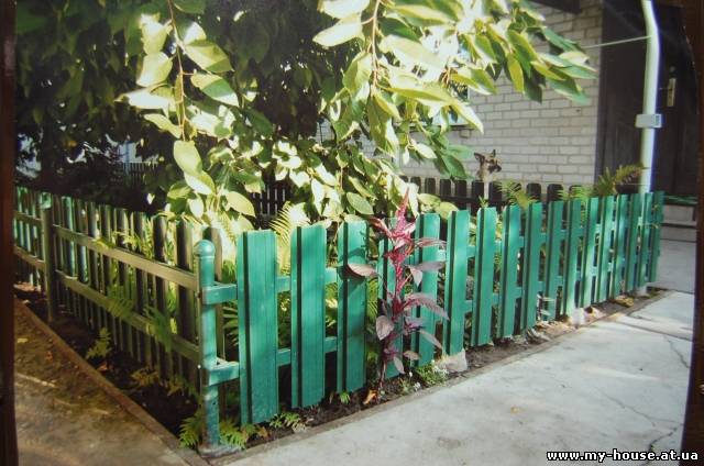 металлический штакетный забор из оцинкованного металла