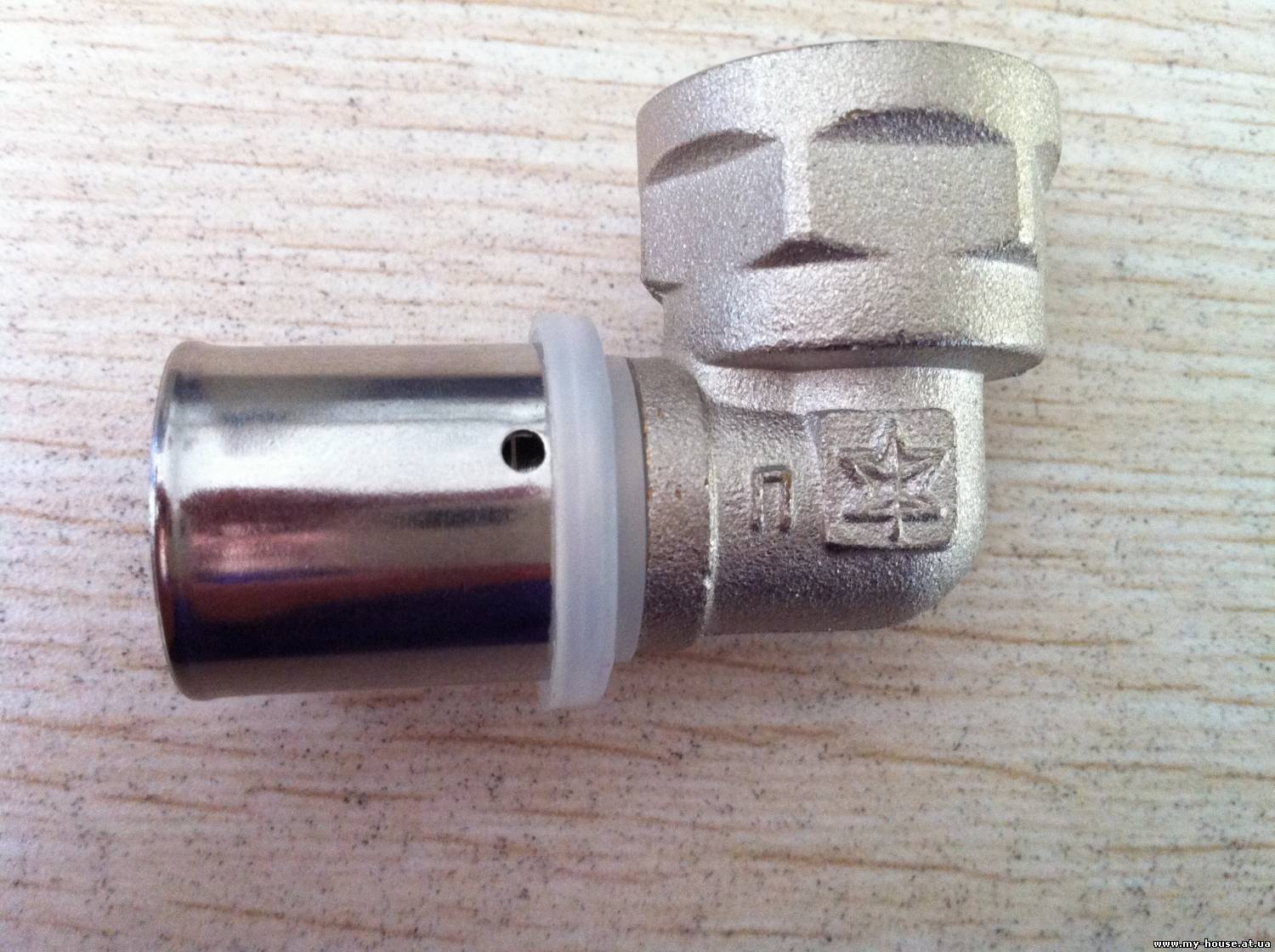 Металлопластиковые трубы и латунные фитинги обжимные (прессовые) , резьбовые фитинги .