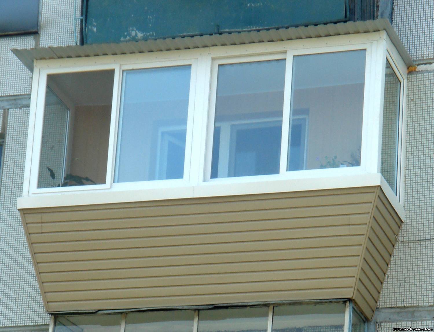 Изготовление «выноса», утепление и обшивка  балкона или лоджии. Окна Rehau
